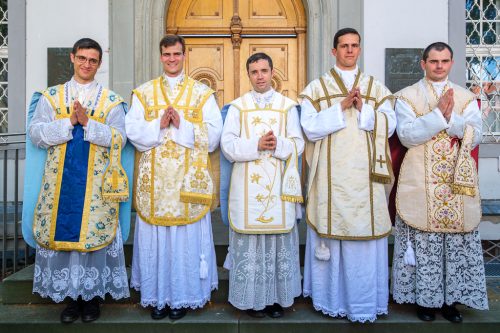 Ordinations de nouveaux prêtres dans la fraternité Saint&nbsp;Pierre